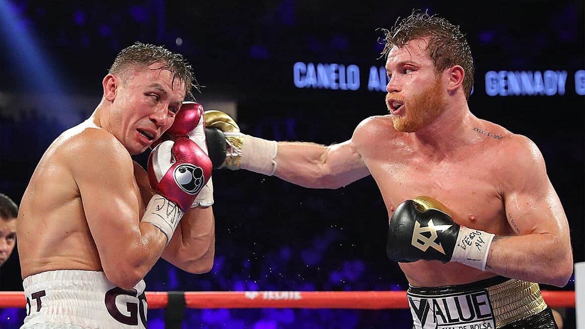 Golovkin se defiende de Canelo en un momento del combate