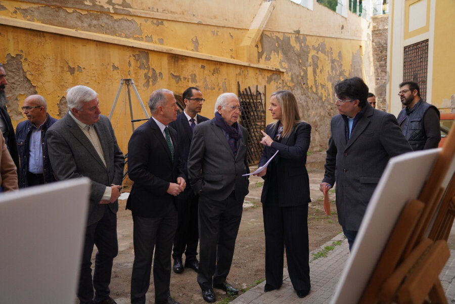 El Presidente de la Ciudad durante su visita al edificio de Correos donde se han iniciado ya las actuaciones de rehabilitación / Gobierno de Melilla