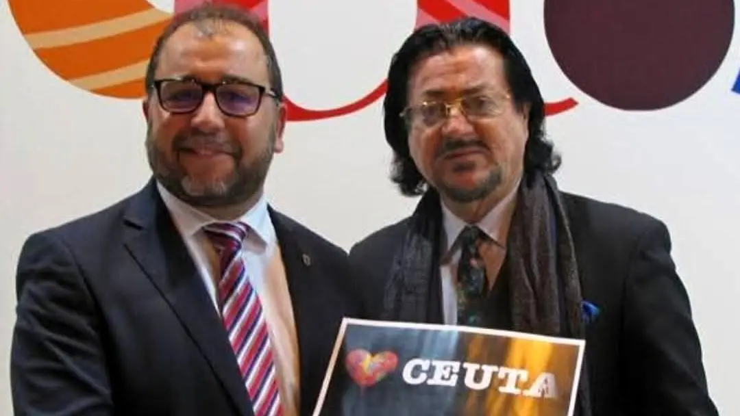 Ramón de la Cruz con el artista ceutí Ginés Serrán Pagán