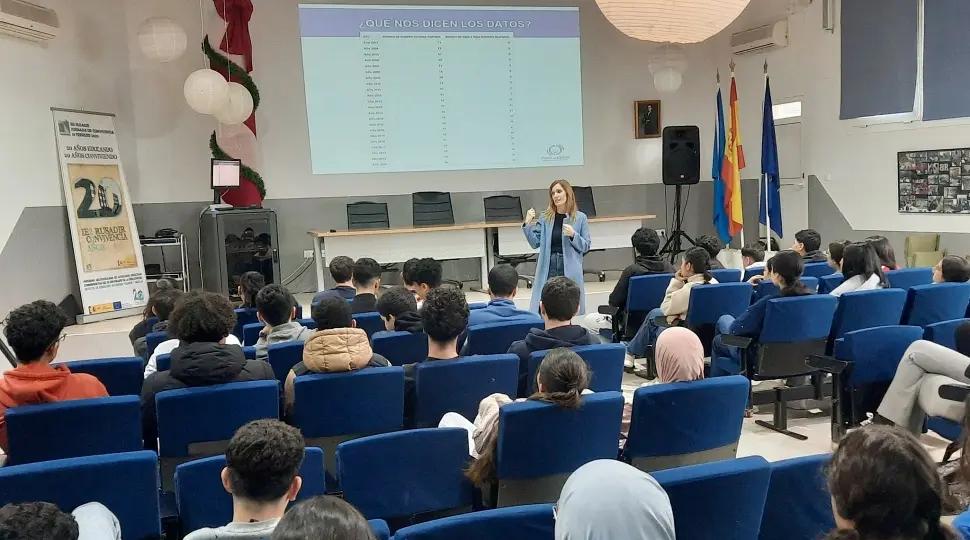 charla violencia mujer laura serompas