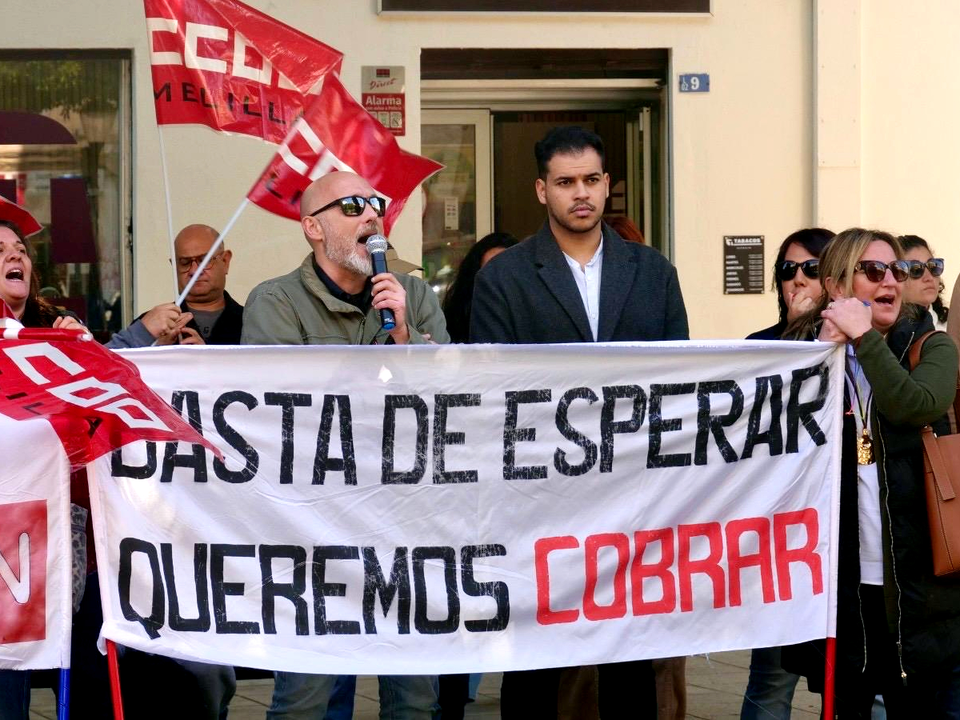 El diputado socialista ha acompañado a los trabajadores en su concentración ante la Consejería de Políticas Sociales / PSOE