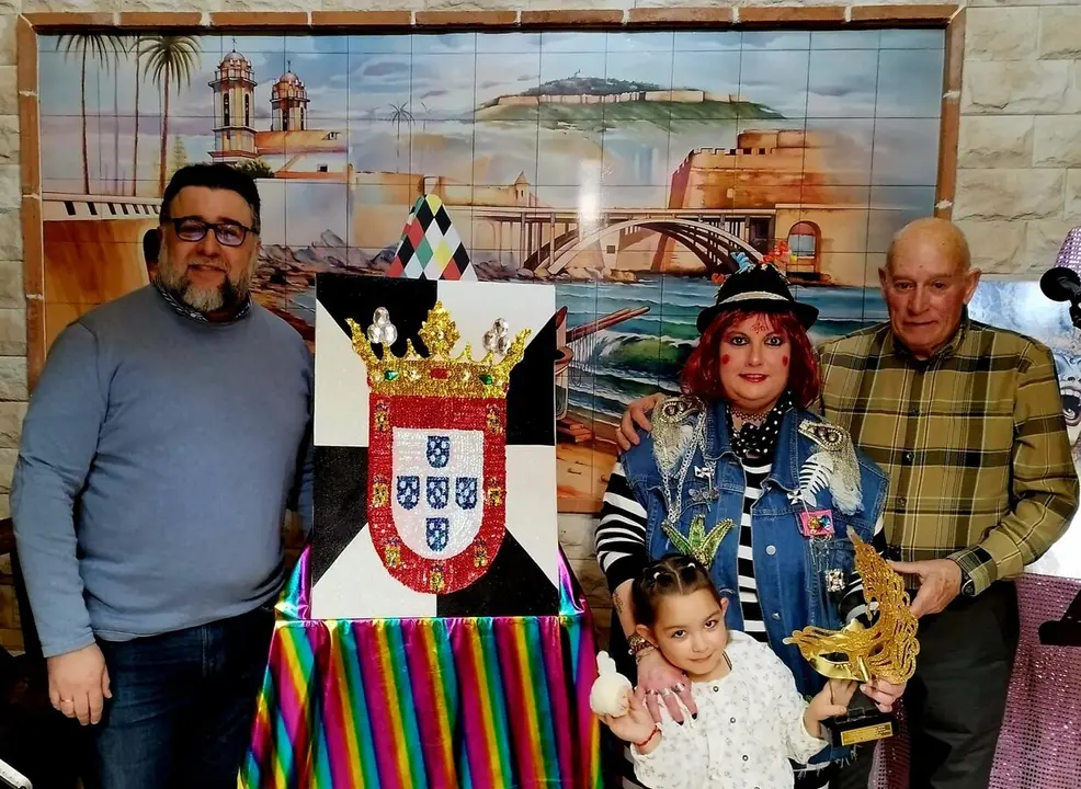 La artesana María Jesús Doménech dona a la Casa Regional de Ceuta en Melilla el escudo de Ceuta