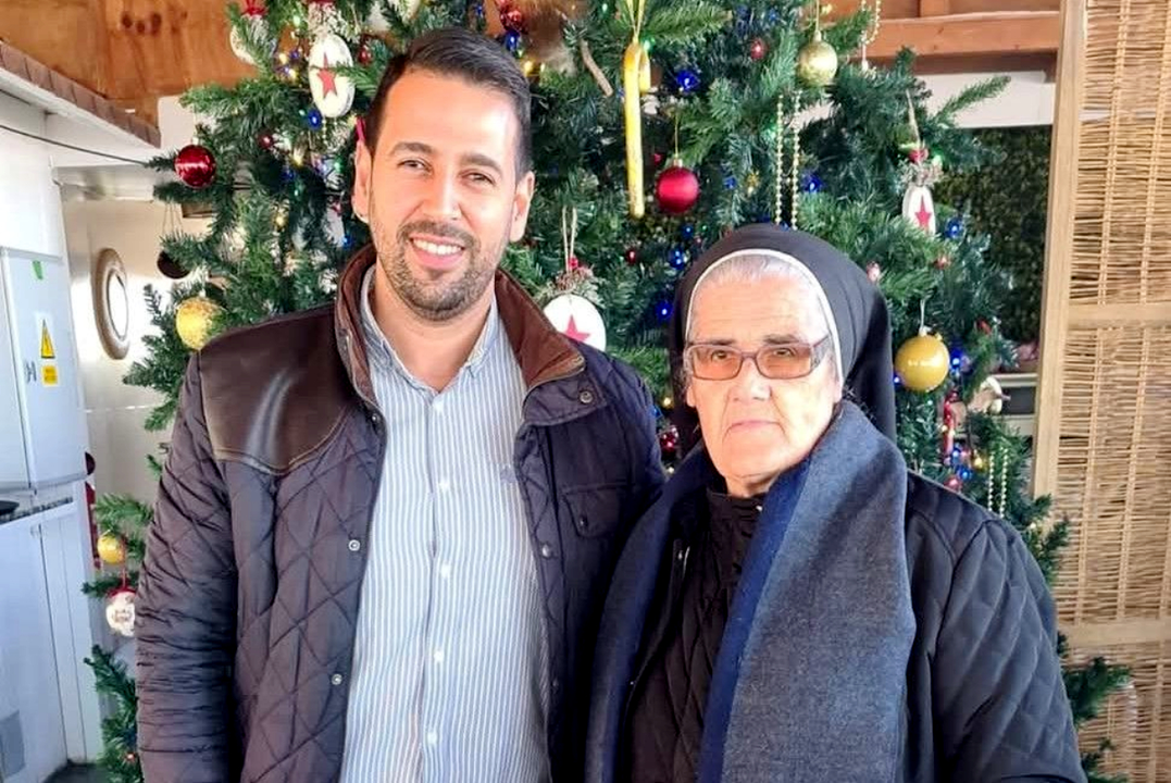 Amiz Azmani, presidente de Somos Melilla, junto a Sor Adelina