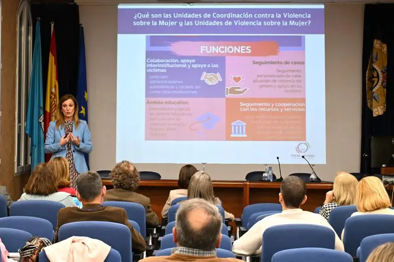 Laura Segura durante su conferencia en la UNED.